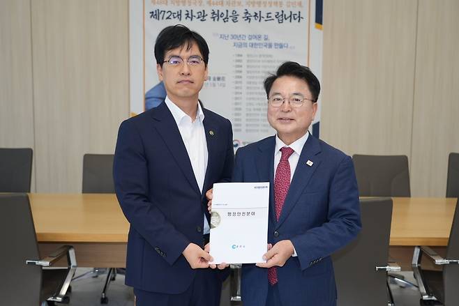 김민재 행정안전부 차관(왼쪽) 만난 육동한 춘천시장 [춘천시 제공.재판매 및 DB 금지]