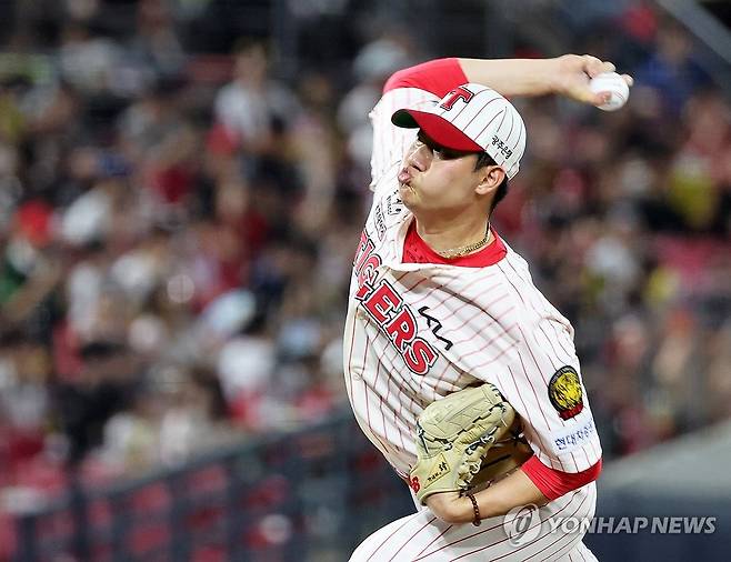 투구하는 김시훈 (광주=연합뉴스) 조남수 기자 = 1일 광주기아챔피언스필드에서 열린 한화 이글스와 KIA 타이거즈의 경기. KIA 김시훈이 7회에 투구하고 있다. 2025.8.1 iso64@yna.co.kr