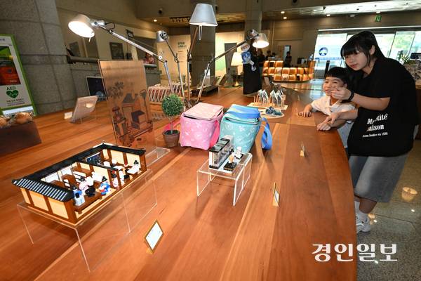 12일 용인시 기흥구 경기도박물관에서 시민들이 머그컵, 손수건, 파우치 등 다양한 굿즈 상품을 살펴보고 있다. 2025.8.12 /최은성기자 ces7198@kyeongin.com