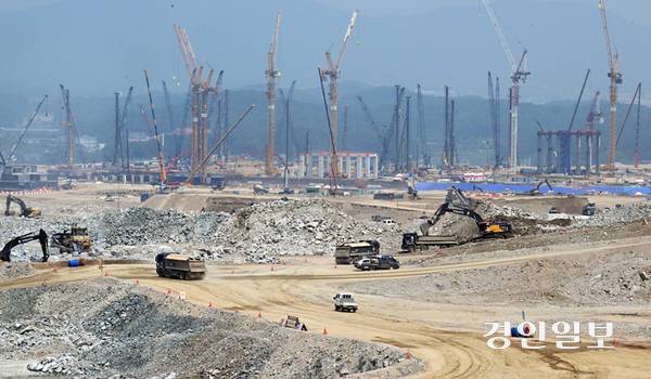지난 6월 용인 처인구 원삼면 일대 반도체 클러스터 공사 현장에서 각종 중장비들이 분주히 움직이고 있다. /경인일보DB