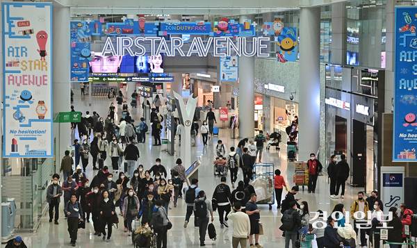 사진은 인천공항 제1 여객터미널 보안구역 내 면세구역을 이동하는 이용객들 모습. /경인일보DB