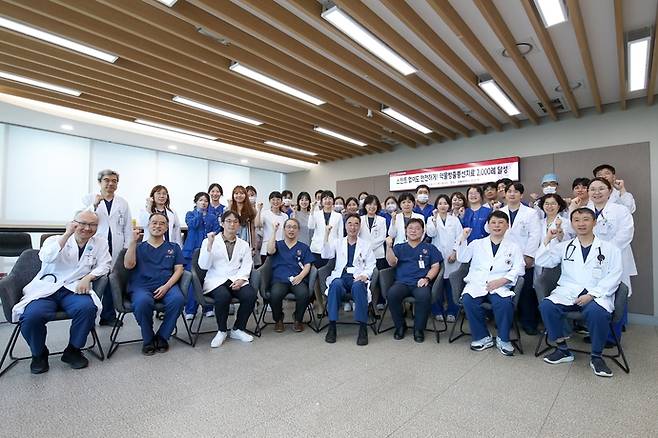 고려대학교 안산병원 순환기내과 의료진들이 약물방출풍선치료 2천례 달성 기념사진을 촬영하고 있다.. 사진=고려대학교 안산병원