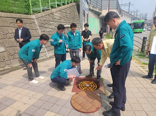 6월 27일 오후 도시 침수 예방을 위해 동구 배다리와 중구 동인천역 일원 하수도 중점 관리지역에 관로, 빗물받이, 맨홀 등 하수도시설 관리현황을 점검했다. 사진=인천시