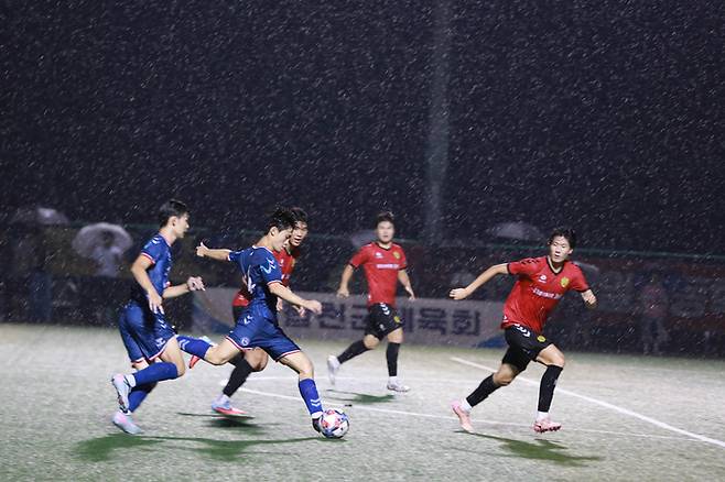 지난 3일 경남 합천군민체육공원에서 열린 2025 추계전국고등축구대회서 수원고 선수들이 공격을 전개하고 있다. 사진=수원고등학교