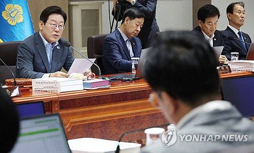 이재명 대통령이 12일 서울 용산 대통령실에서 열린 국무회의에서 발언하고 있다.