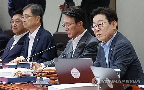 이재명 대통령이 12일 서울 용산 대통령실에서 열린 국무회의에서 발언하고 있다.