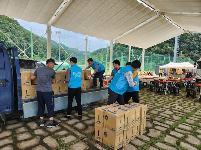경남 합천군에 병입 수돗물을 공급해주고 있는 한국수자원공사. 사진제공은 한국수자원공사