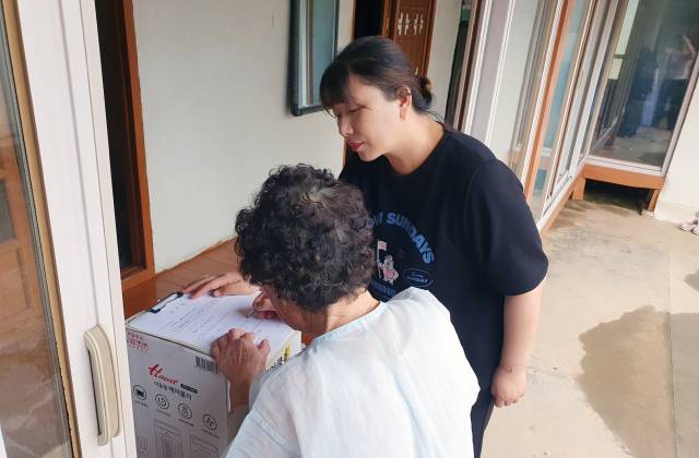 서산시가 집중호우 피해를 본 가구에 온정으로 전달된 전자제품 등을 전달하는 모습. 서산시 제공