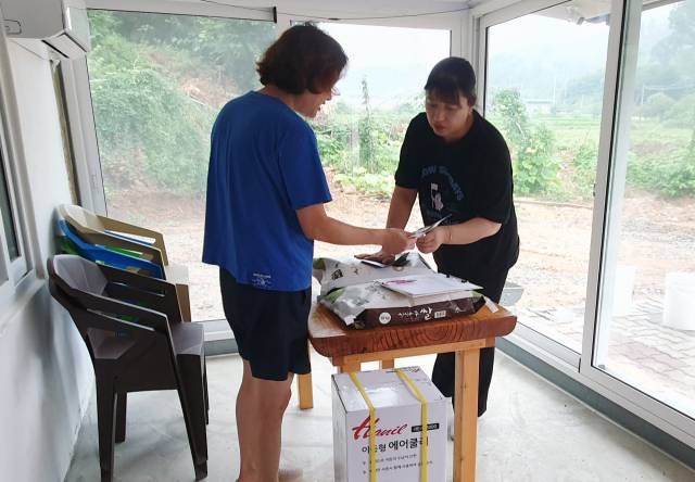 서산시가 집중호우 피해를 본 가구에 온정으로 전달된 전자제품 등을 전달하는 모습. 서산시 제공