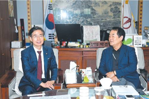 ◇국민의힘 당 대표에 출마한 조경태 의원이 11일 강원일보를 방문, 박진오 사장과 환담을 나누고 있다. 김남덕기자