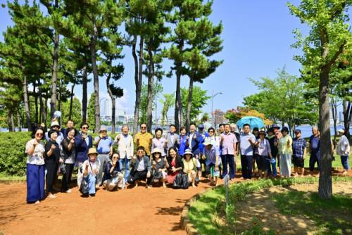 ◇속초시는 12일 청초호유원지 농구장 인근에서 청초호유원지 맨발걷기길 개장식을 개최했다.