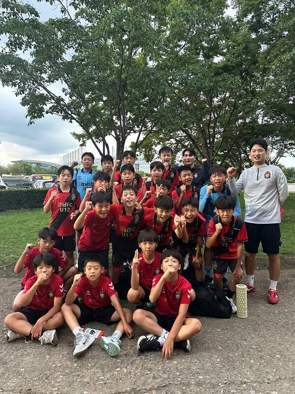 경남FC U12 팀이 제22회 화랑대기 전국 유소년 축구대회를 마친 뒤 기념촬영을 하고 있다. /경남FC