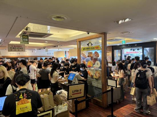 취재 둘 째날(6월 30일) 다시 찾은 성심당 본점 내부 모습. 평일 오전이지만 빵을 사려는 사람들로 북적이고 있다.