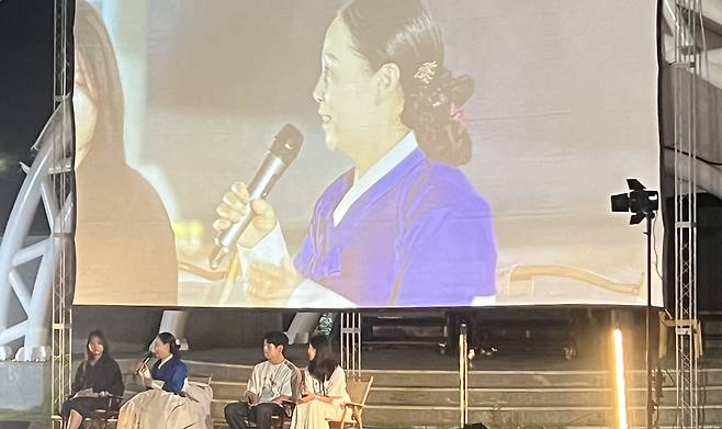 삶 울릉도 아리랑 주인공 황효숙씨가 팬미팅을 하고 있다. /김두한 기자