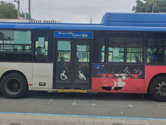 포항시내에 저상버스가 달리고 있다.