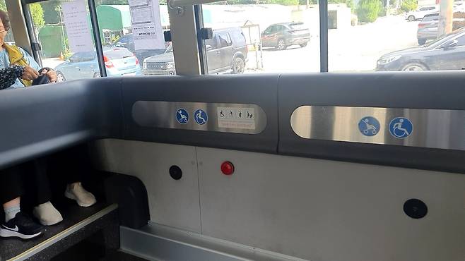 저상버스 내부에 휠체어와 유모차가 탈 수 있는 넓은 공간이 마련되어 있다.