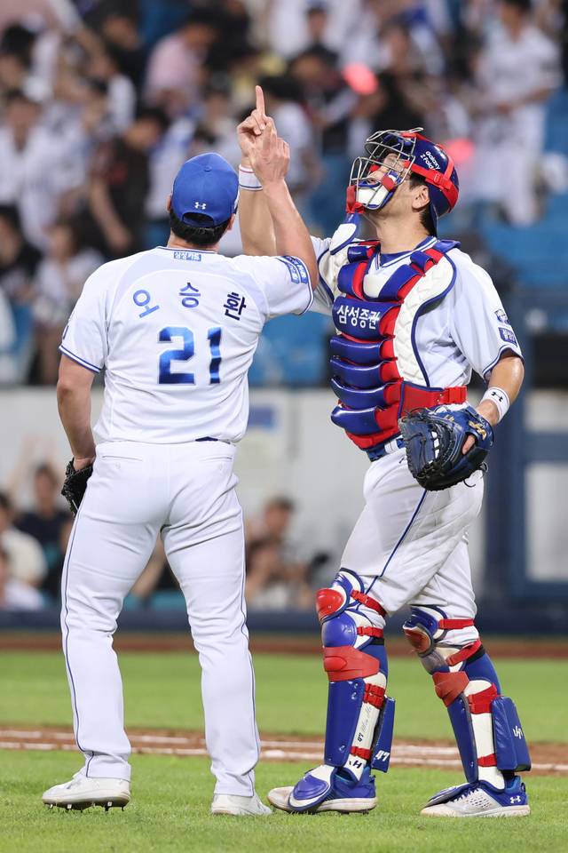 지난해 7월27일 대구 KT위즈 전에서 KBO 최고령 세이브를 달성한 삼성 오승환이 배터리 호흡을 맞춘 강민호와 함께 세리머니를 펼치고 있다. 삼성 제공