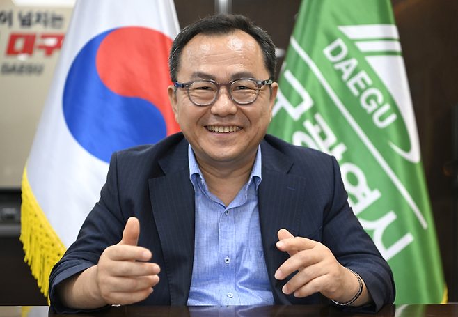 홍성주 대구시 경제부시장이 지난 6일 대구시 산격청사에서 진행된 영남일보와의 인터뷰에서  대구제2국가산단 예타 통과에 대해 설명하며 환하게 웃고있다. 이윤호기자 yoonhohi@yeongnam.com