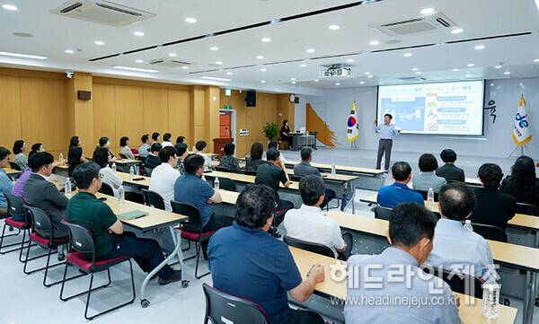 12일 서귀포시교육지원청 대강당에서 진행된 오영훈 제주도지사 특별 강연. (사진=제주도)