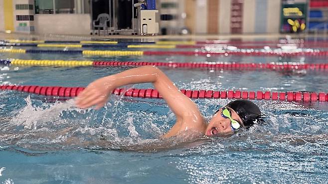 사창초 정근민(6년)이 장성에 위치한 한 실내 수영장에서 물살을 가르고 있는 모습. 한경국기자