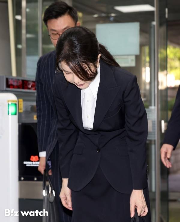 자본시장과 금융투자업에 관한 법률 위반, 정치자금법 위반, 특정범죄 가중처벌 등에 관한 법률 위반(알선수재) 등의 혐의를 받는 윤석열 전 대통령 부인 김건희 씨가 12일 오전 서울 서초구 서울중앙지법에서 열린 구속 전 피의자 심문(영장실질심사)에 출석하고 있다. 2025.08.12 사진공동취재단