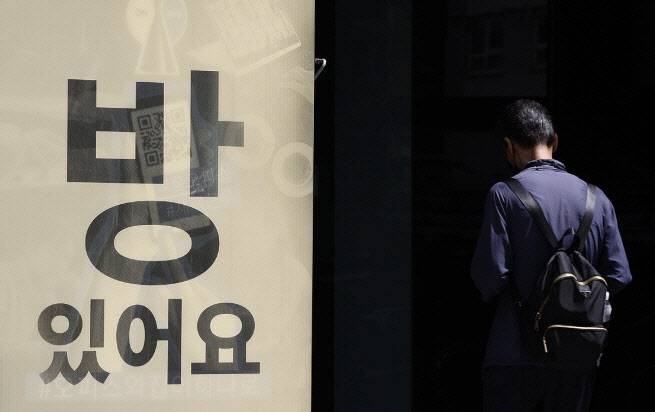 서울 서초구 한 코리빙하우스 앞에 설치된 안내판. (사진=연합뉴스)