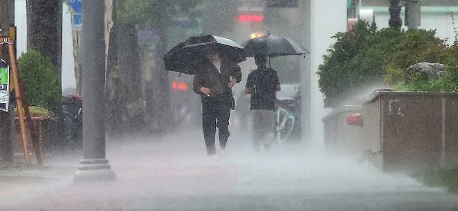 대구 지역 호우경보가 발효된 17일 대구 남구청네거리 인근에서 우산을 쓴 시민들이 이동하고 있다. (사진=뉴시스)