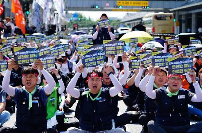 전국공항노동자연대 조합원들이 12일 서울 김포공항 앞에서 투쟁 선포 결의대회를 하고 있다. (사진 = 인천공항지역지부 제공)
