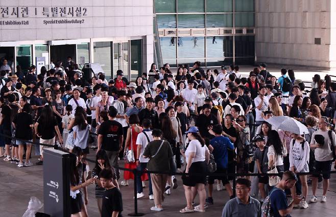 1일 서울 국립중앙박물관을 찾은 시민들이 입장을 위해 줄을 서 있다.(사진=연합뉴스)