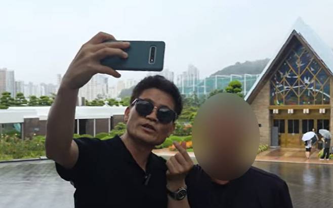 12일 부산 남구 유엔기념공원 추모관에서 시민들과 사진을 찍고 있는 전직 한국사 강사 전한길 씨. (사진=유튜브 채널 ‘전한길뉴스’ 캡처)