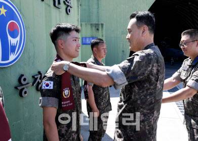 김명수 합참의장이 12일 ‘을지 자유의 방패’(UFS) 연습을 앞두고 경북의 공군 10전투비행단을 방문해 대비태세를 점검하고 정비요원을 격려하고 있다. (사진=합참)