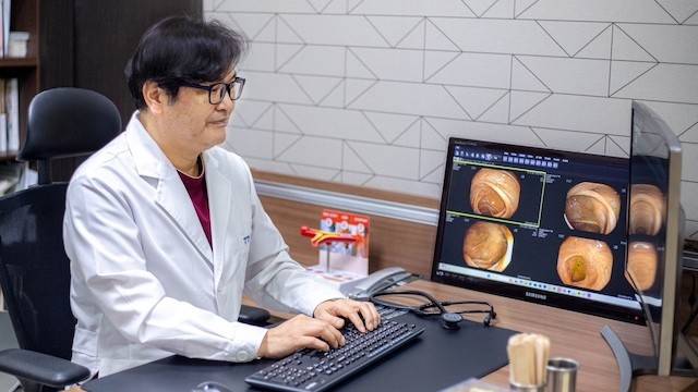 내과 전문의 이호철 원장 | 출처 : 경대연합시원한속내과