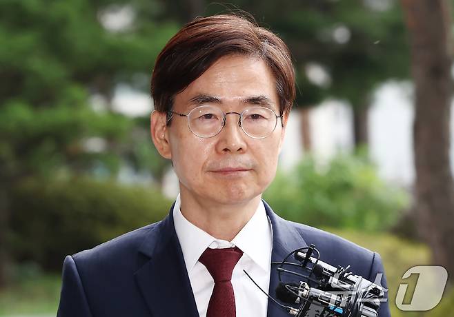 국민의힘 당대표 후보에 출마한 조경태 의원이 11일 오전 내란특검 사무실이 마련된 서울 서초동 서울고등검찰청에서 참고인 조사를 받기 위해 출석하며 취재진 질의를 듣고 있다. 2025.8.11/뉴스1 ⓒ News1 김민지 기자