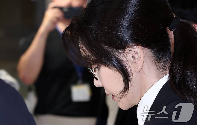 윤석열 전 대통령의 부인 김건희 여사가 6일 서울 종로구 KT광화문빌딩에 마련된 김건희 특검팀(특별검사 민중기) 사무실에서 조사를 마친 후 귀가하고 있다. 2025.8.6/뉴스1 ⓒ News1 김성진 기자