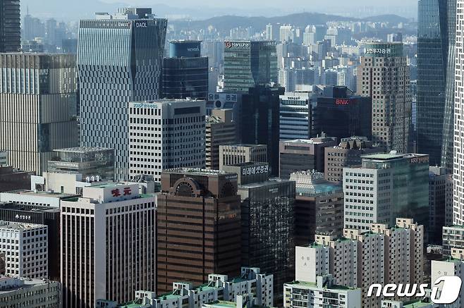 서울 영등포구 여의도 63빌딩에서 바라본 여의도 증권가.  뉴스1 ⓒ News1 김진환 기자