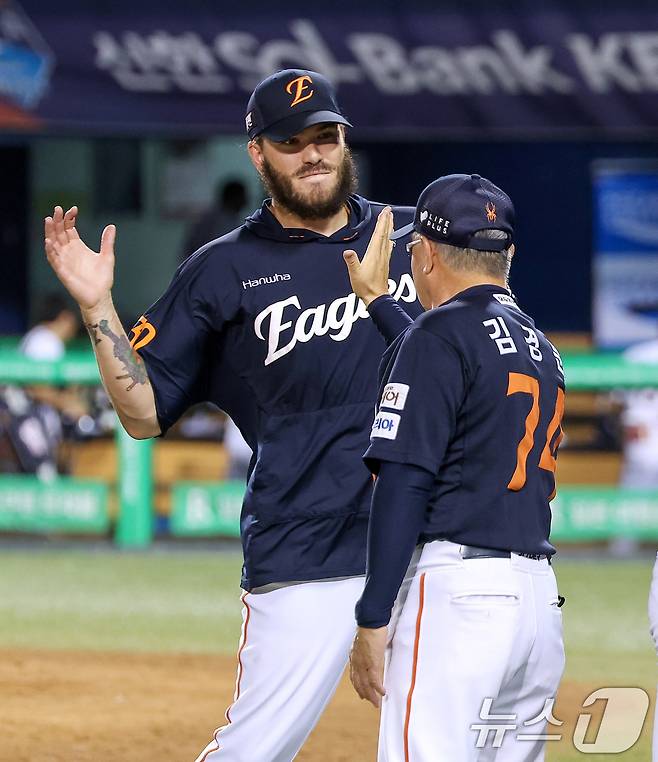 한화 코디 폰세가 22일 서울 송파구 잠실야구장에서 열린 프로야구 '2025 신한 SOL뱅크 KBO 리그' 한화 이글스와 두산 베어스의 경기에서 2-1로 승리를 거두며 10연승을 달성한 후 김경문 감독과 하이파이브를 하고 있다. 한 팀이 단일 시즌에 두 번의 10연승을 해낸 건 1985년 삼성 라이온즈 이후 처음이자 역대 두 번째다. 2025.7.22/뉴스1 ⓒ News1 김성진 기자