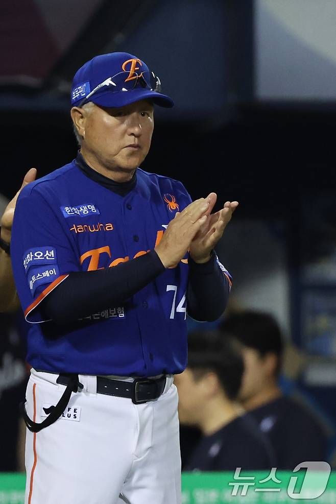 10일 오후 서울 송파구 잠실야구장에서 열린 프로야구 '2025 신한 SOL뱅크 KBO 리그' 한화 이글스와 LG 트윈스의 경기에서 5대4로 승리한 한화 김경문 감독이 박수를 치고 있다. 2025.8.10/뉴스1 ⓒ News1 황기선 기자