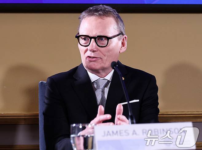 노벨 경제학상 수상자인 제임스 A. 로빈슨 시카고대 교수가 7일(현지시간) 스톡홀름 스웨덴 왕립과학원에서 열린 노벨 물리·화학·경제학상 수상자 기자회견에서 취재진 질문에 답하고 있다. 2024.12.7/뉴스1 ⓒ News1 박지혜 기자