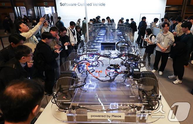 현대자동차그룹이 28일 서울 강남구 코엑스에서 열린 국내외 개발자들을 초청해 개발자 콘퍼런스 'Pleos 25'에서 E&E(전자·전기) 아키텍처를 공개하고 있다. 2025.3.28/뉴스1 ⓒ News1 허경 기자