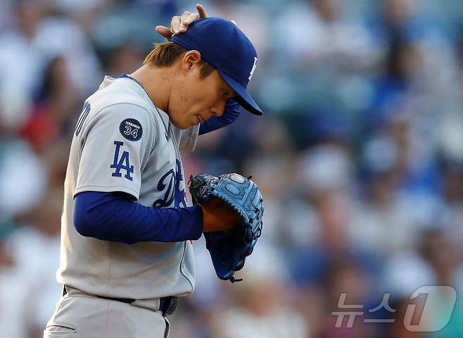 LA 다저스 야마모토 요시노부는 12일(한국시간) 열린 2025 메이저리그 LA 에인절스전에 선발 등판해 4⅔이닝 6실점으로 부진했다. ⓒ AFP=뉴스1