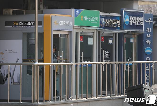 13일 서울 시내에 설치된 시중은행 ATM 기기의 모습. 2024.3.13/뉴스1 ⓒ News1 신웅수 기자