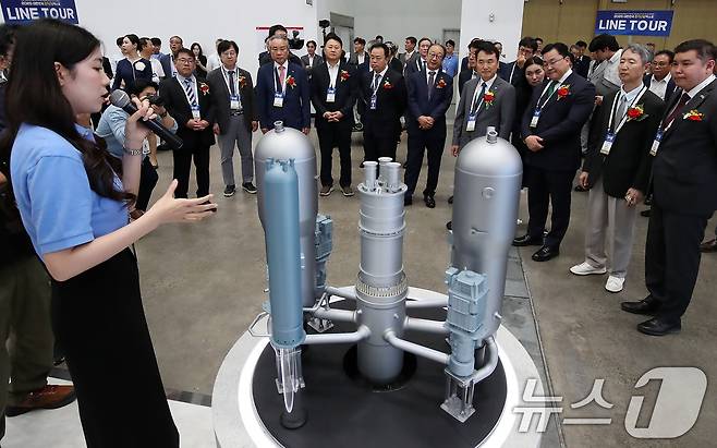 11일 대구 북구 엑스코(EXCO)에서 개막한 '2025 대한민국 전기산업 엑스포'를 찾은 내빈들이 두산에너빌리티 부스에 전시된 원자로냉각재계통(Reactor Coolant System) 모형을 살펴보며 관계자 설명을 듣고 있다.  (자료사진) 2025.6.11/뉴스1 ⓒ News1 공정식 기자