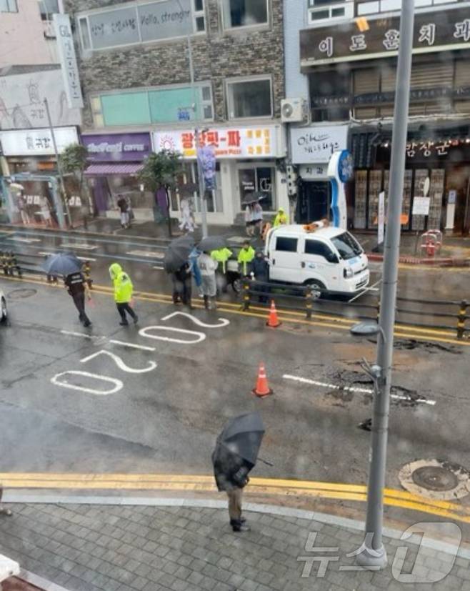 12일 낮 12시쯤 전남 여수시 중앙동 이순신광장 일대에 내린 폭우로 도로가 침수돼 있다.(독자 제공. 재판매 및 DB 금지)
