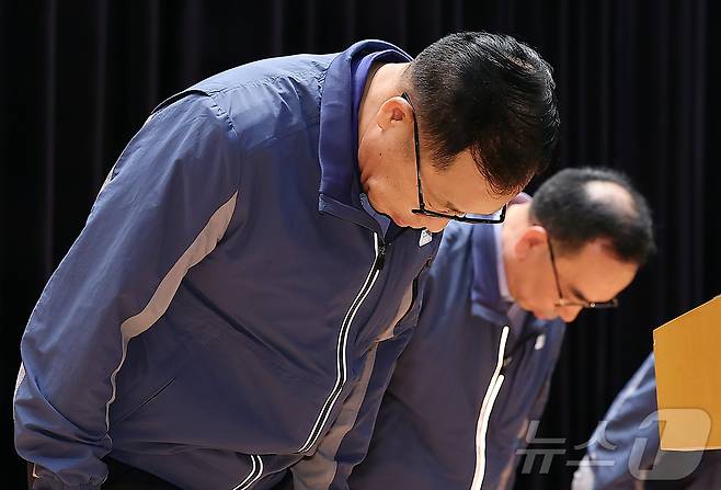 정희민 포스코이앤씨 대표이사가 지난달 29일 오후 인천 연수구 포스코이앤씨 송도사옥에서 고속국도 공사 현장 사망사고와 관련해 사과문을 발표 후 고개 숙여 인사하고 있다. 2025.7.29/뉴스1 ⓒ News1 김진환 기자
