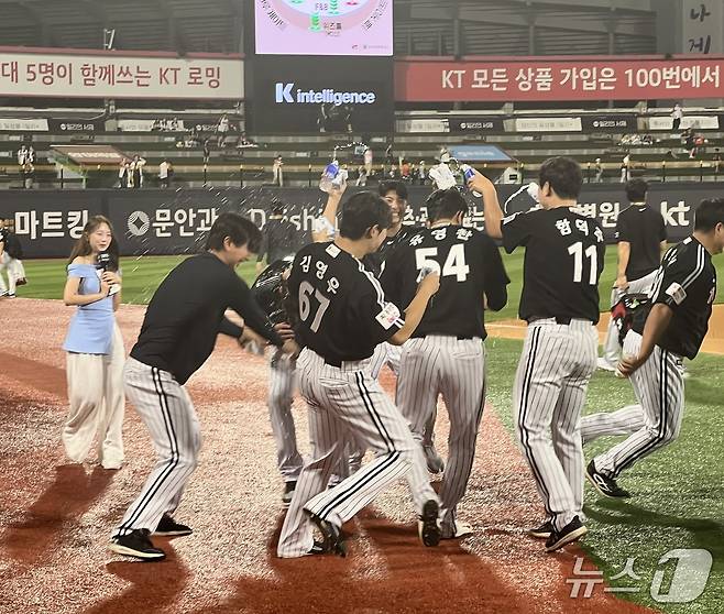 LG 트윈스 새 외국인 투수 앤더스 톨허스트가 12일 열린 KBO리그 수원 KT 위즈전에서 첫 승을 따낸 뒤 동료들로부터 축하를 받고 있다. 2025.8.12/뉴스1 ⓒ News1 이상철 기자
