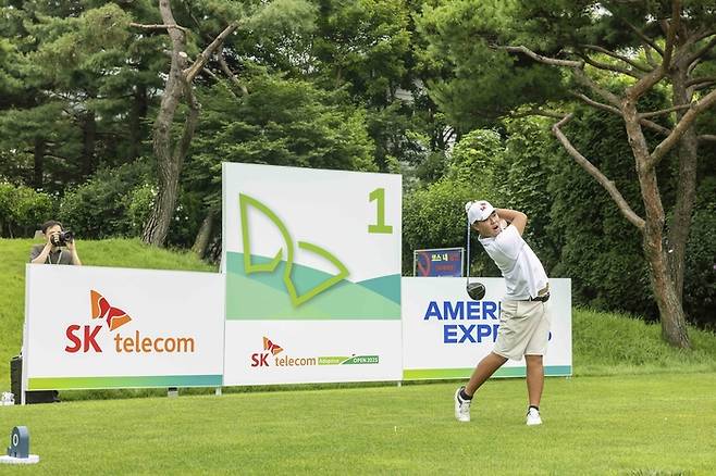 허도경이 11일 용인 88CC에서 열린 SKT 어댑티브 오픈 2025에서 티샷하고 있다. 사진 | SKT