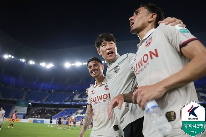 수원FC 김은중 감독이 2일 울산문수경기장에서 울산을 이긴 뒤 윌리안(왼쪽), 루안과 어깨동무를 하며 기뻐하고 있다. 제공 | 한국프로축구연맹