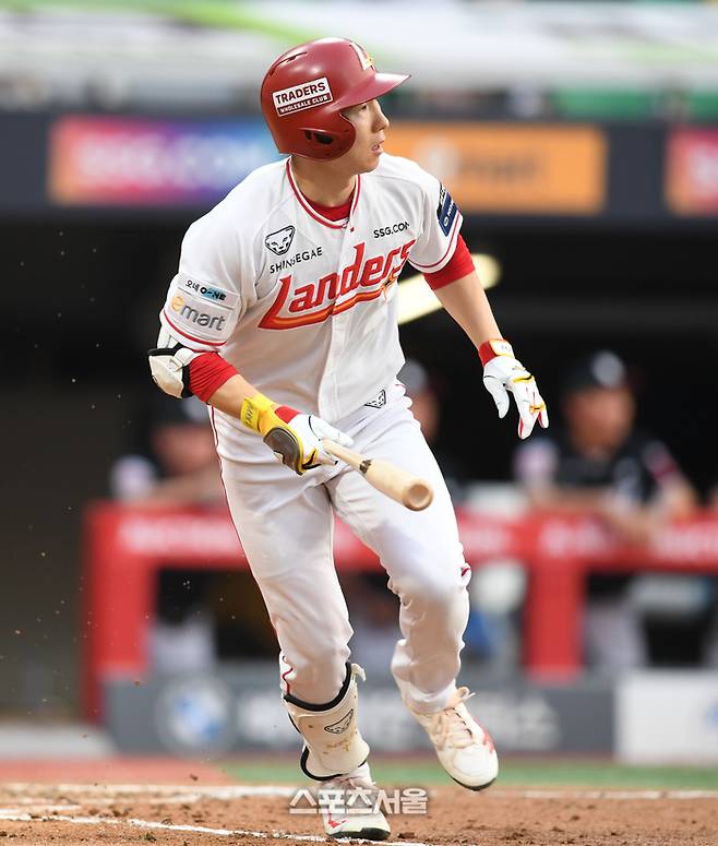 SSG 박성한이 8일 인천 SSG랜더스필드에서 열린 2025 KBO리그 KT와 경기 2회말 1사1루 안타를 치고 있다. 문학 | 최승섭기자 thunder@sportsseoul.com