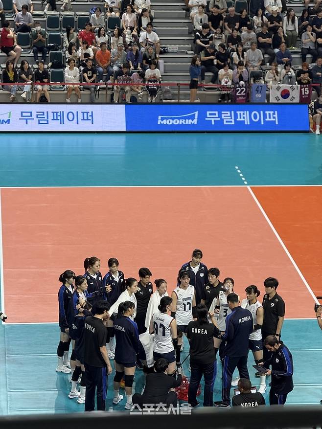 한국 여자배구대표팀이 12일 진주체육관에서 열린 코리아 인비테이셔널 아르헨티나전에서 작전 타임을 보내고 있다. 진주 | 정다워 기자