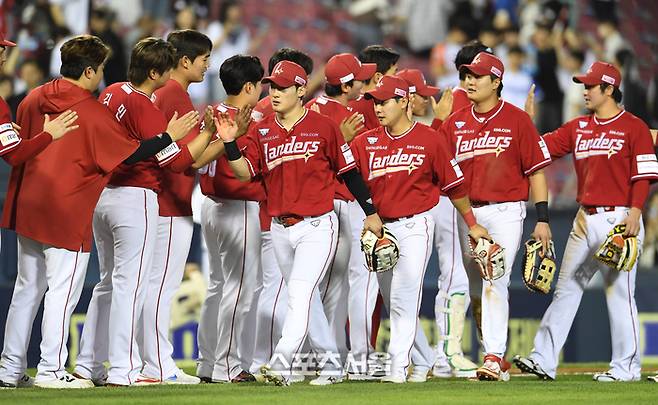 SSG 선수들이 20일 서울 잠실구장에서 열린 2025 KBO리그 두산과 경기에서 5-3으로 승리하며 3연승을 기록한 뒤 하이파이브를 나누고 있다. 잠실 | 박진업 기자 upandup@sportsseoul.com